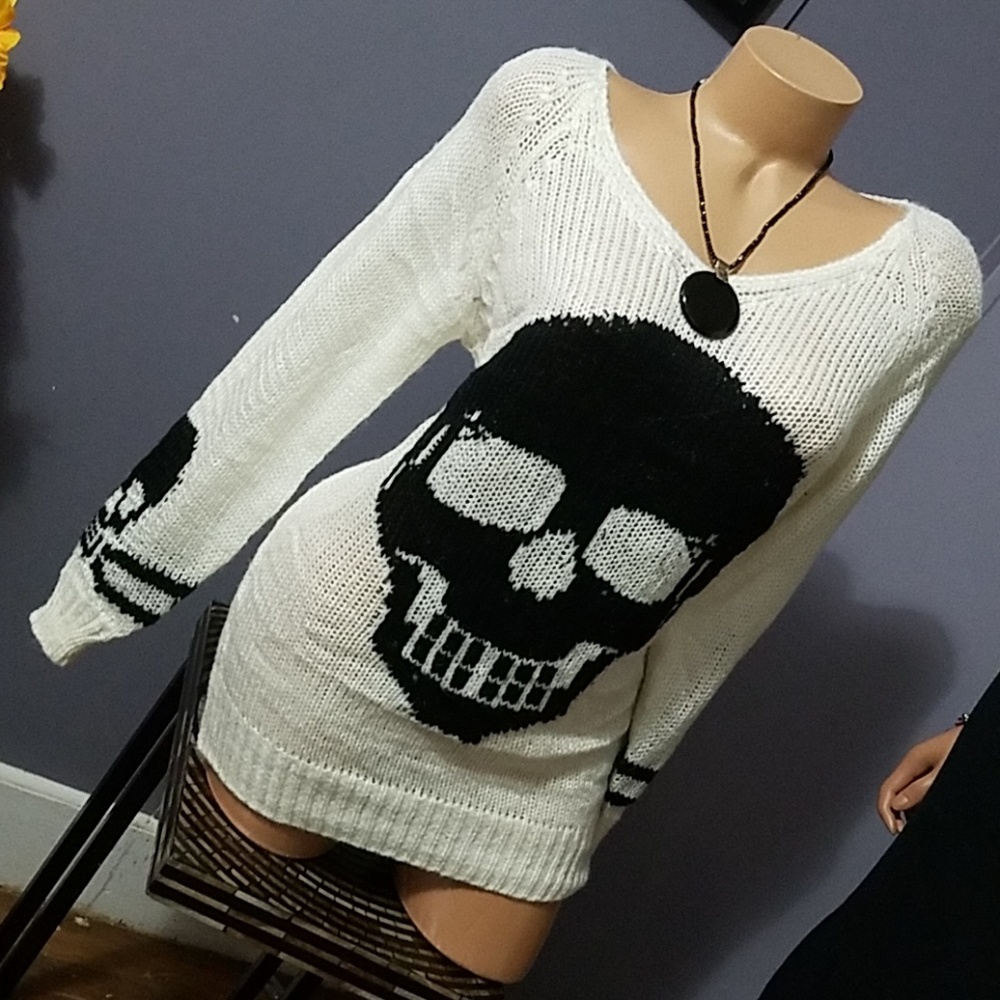 Knitted Skull Sweater Deep V - Picture 1 of 7